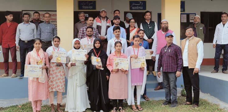 पहली बार बैसा में हुआ मेधा सम्मान समारोह, मैट्रिक-इंटर के टॉपर हुए सम्मानित