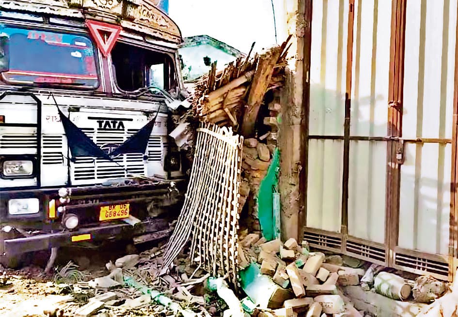 hajipur news. अनियंत्रित होकर घर में घुसा सीमेंट लोड ट्रक