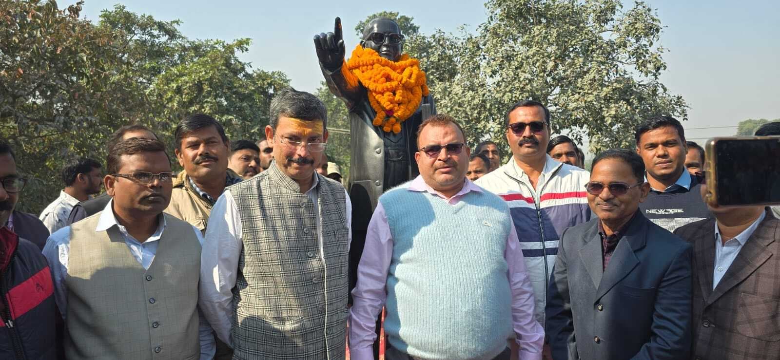 बाबा साहब के आदर्श पर चलने का लिया संकल्प