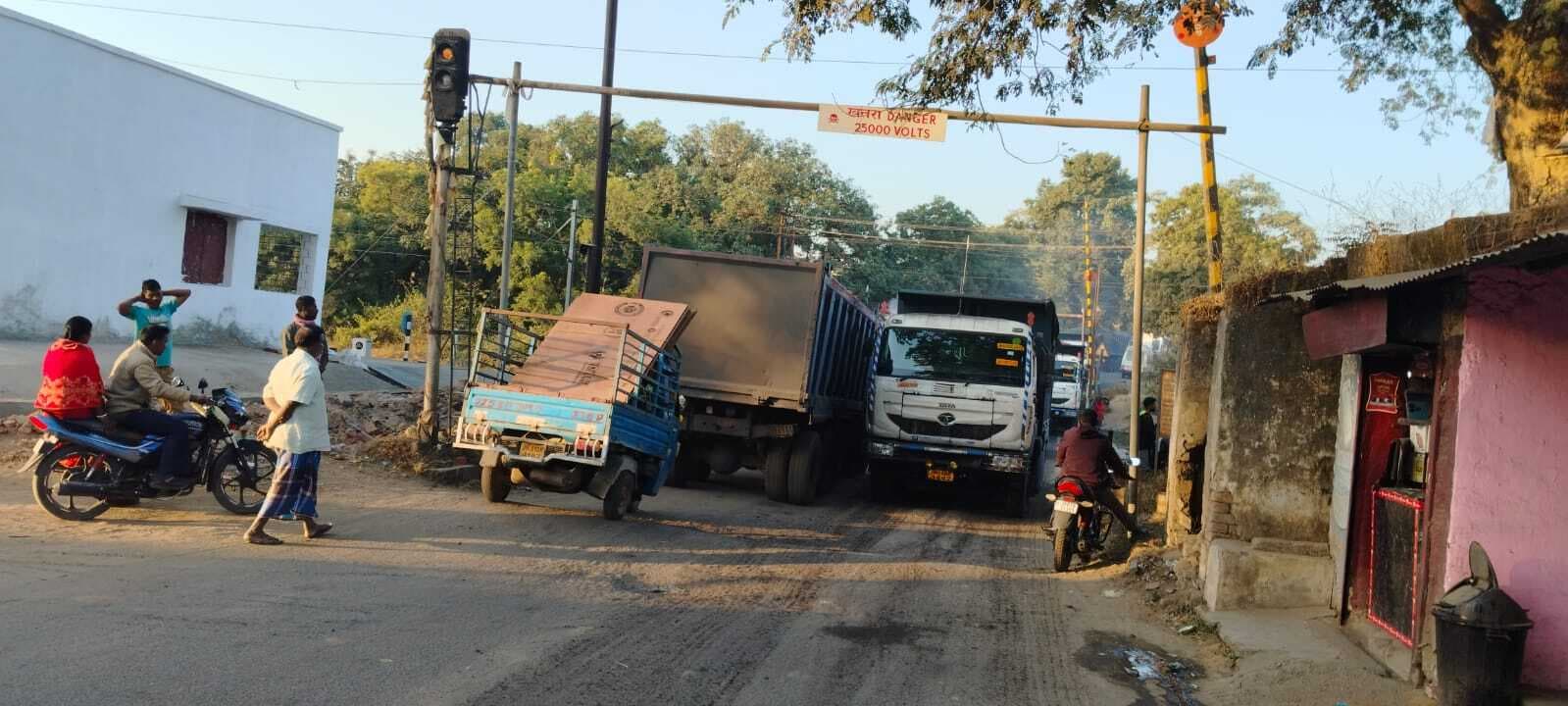 कोयला ट्रांसपोर्टिंग कर रहे हाइवा से विद्यार्थियों को परेशानी