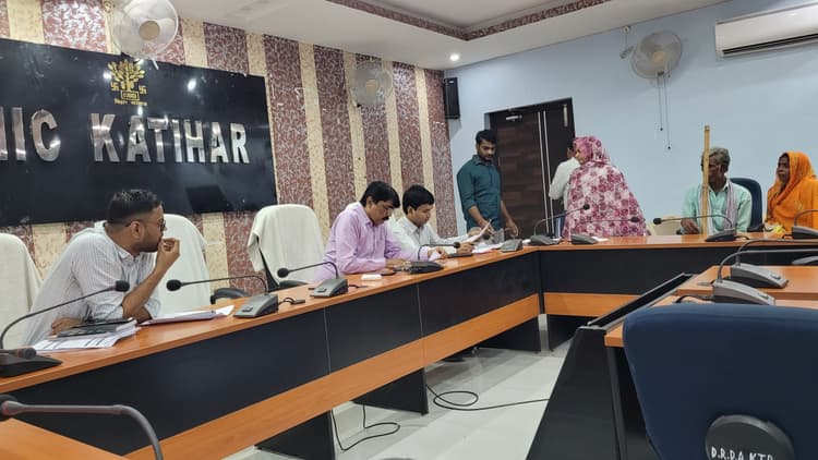 जनता दरबार में लोगों की समस्याओं से रूबरू हुए अपर समाहर्ता