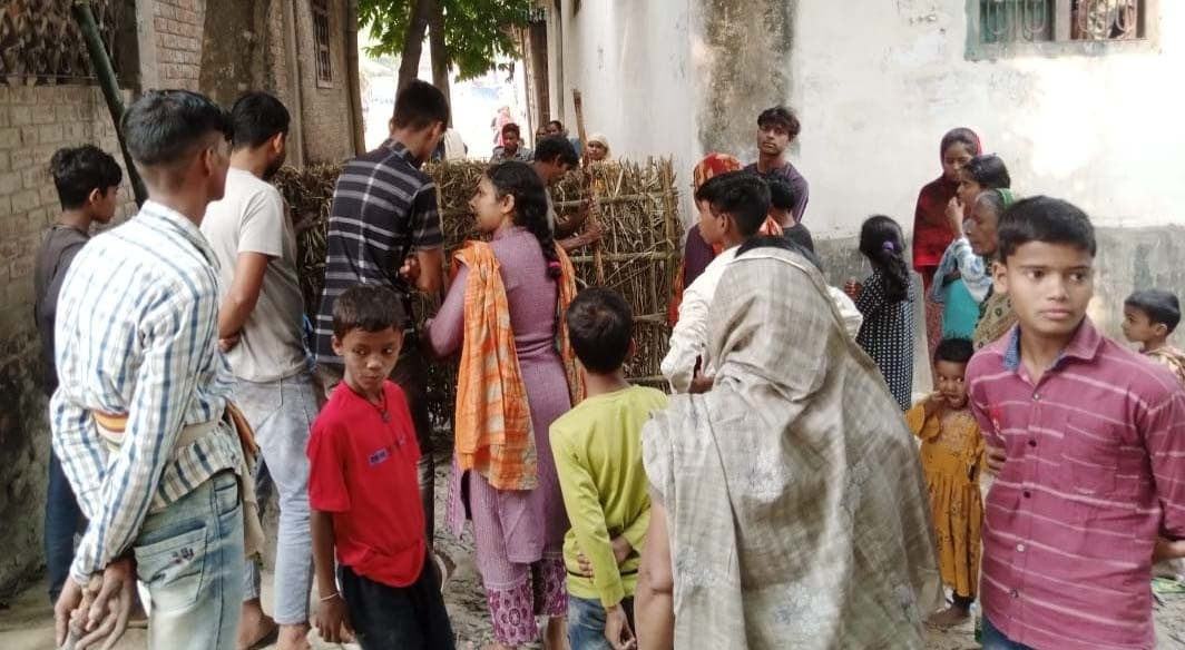 हॉकर के घर का रास्ता किया बंद