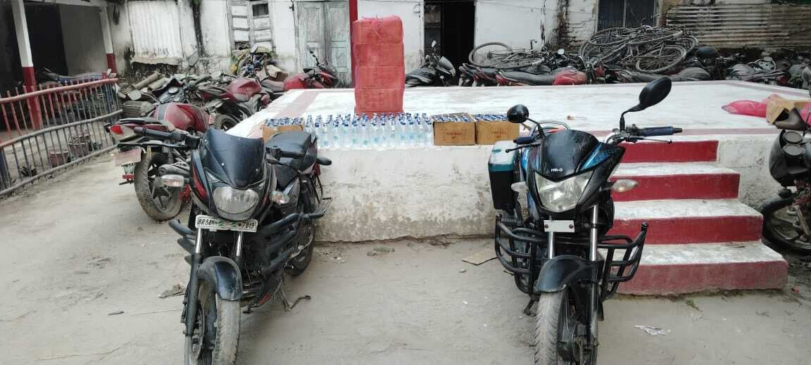 378 बोतल नेपाली शराब के साथ दो बाइक जब्त 378 बोतल नेपाली शराब के साथ दो बाइक जब्त