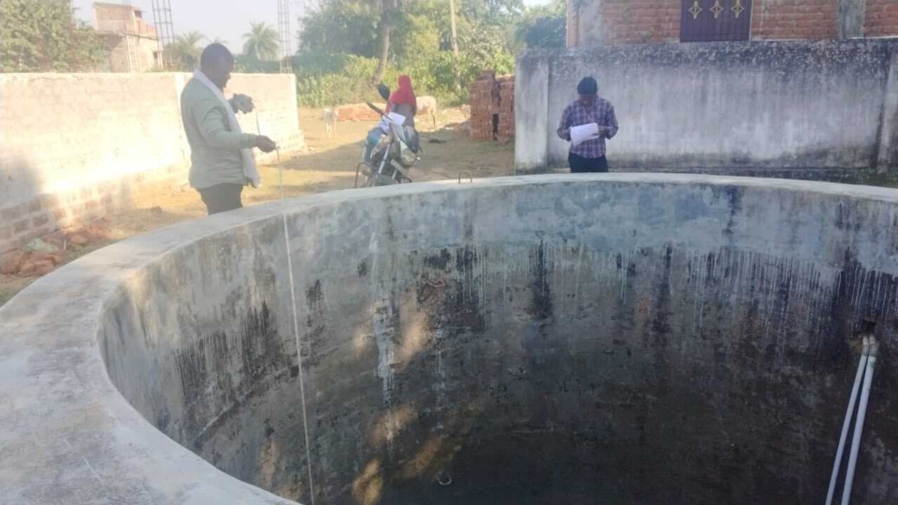 तीनघरा गांव में सिंचाई कूप निर्माण कार्य का लिया जायजा