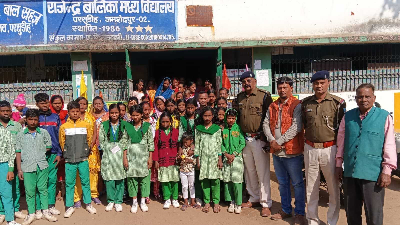 Jamshedpur news.ट्रैफिक थाना प्रभारी ने यातायात नियमों के बारे में बताया