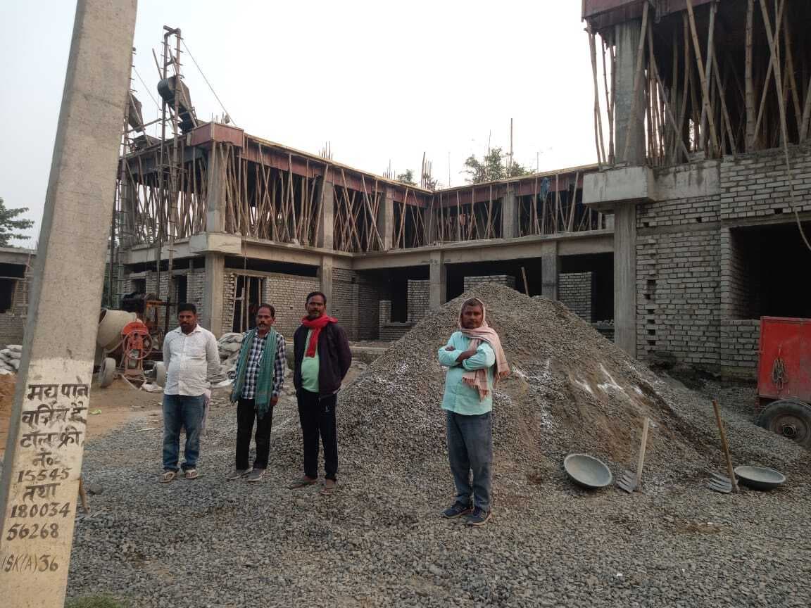 पंचायत सरकार भवन निर्माण में घटिया सामग्री के उपयोग का ग्रामीणों ने लगाया आरोप