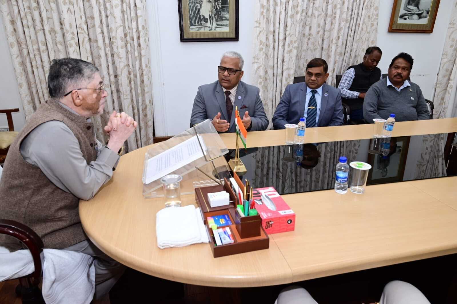 Ranchi News : सशस्त्र सेना झंड दिवस पर राज्यपाल को लगाया गया बैच