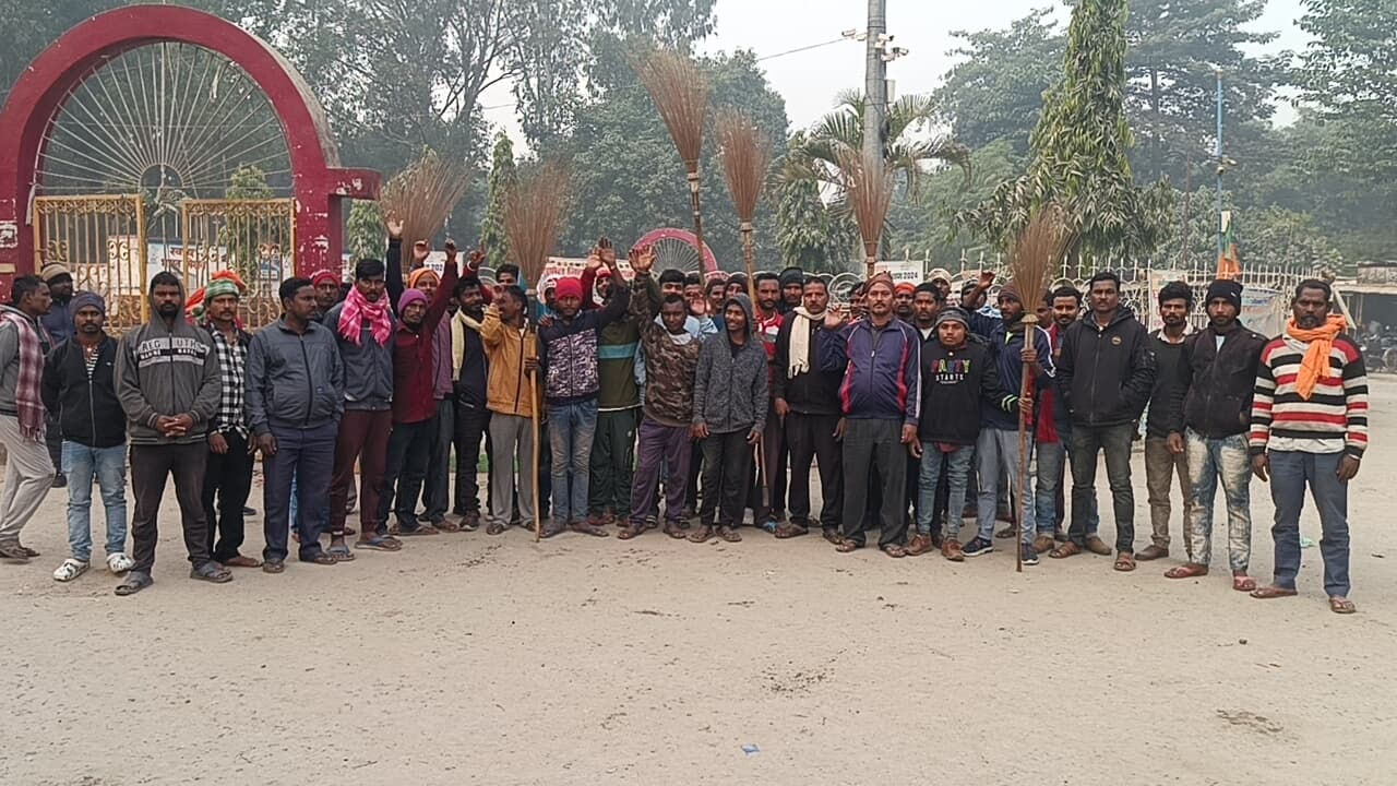 भुगतान की मांग को लेकर स्वच्छता कर्मियों ने किया प्रदर्शन, सफाई कार्य से अपने आप को किया अलग