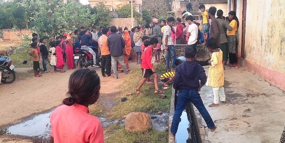 एक साल की बच्ची नाली में गिरी, डूबने से मौत