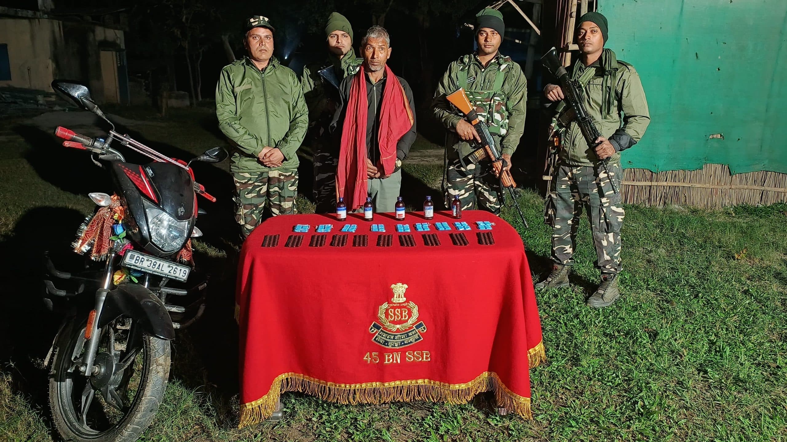 तस्करी के प्रतिबंधित दवाई व बाइक के साथ तस्कर गिरफ्तार