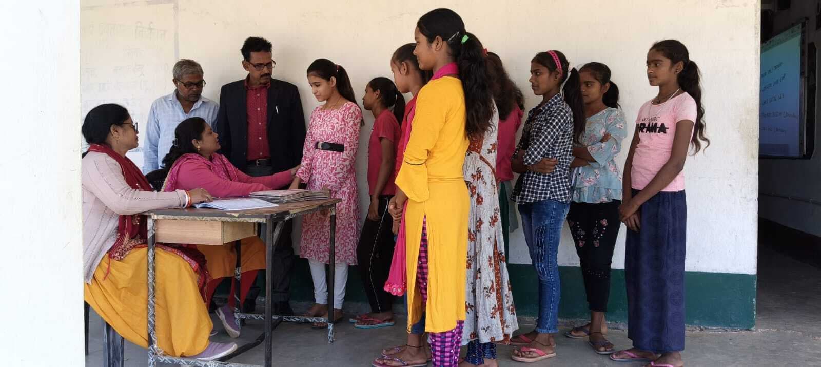 बेलवरना में 185 छात्राओं की हुई स्वास्थ्य जांच