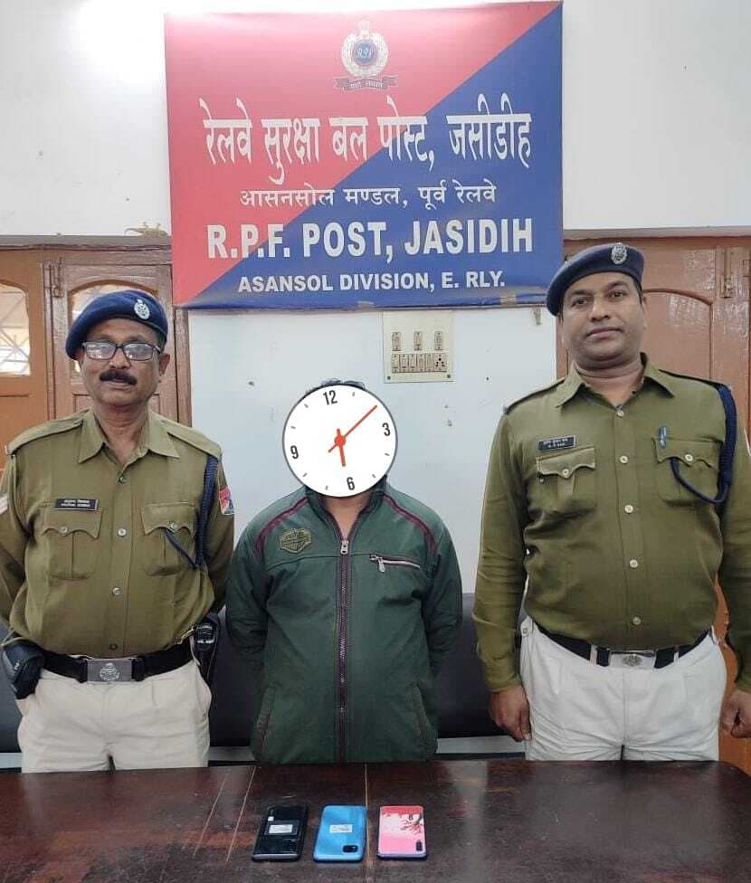 Deoghar news : चोरी के तीन मोबाइल के साथ जामताड़ा के युवक को किया गिरफ्तार