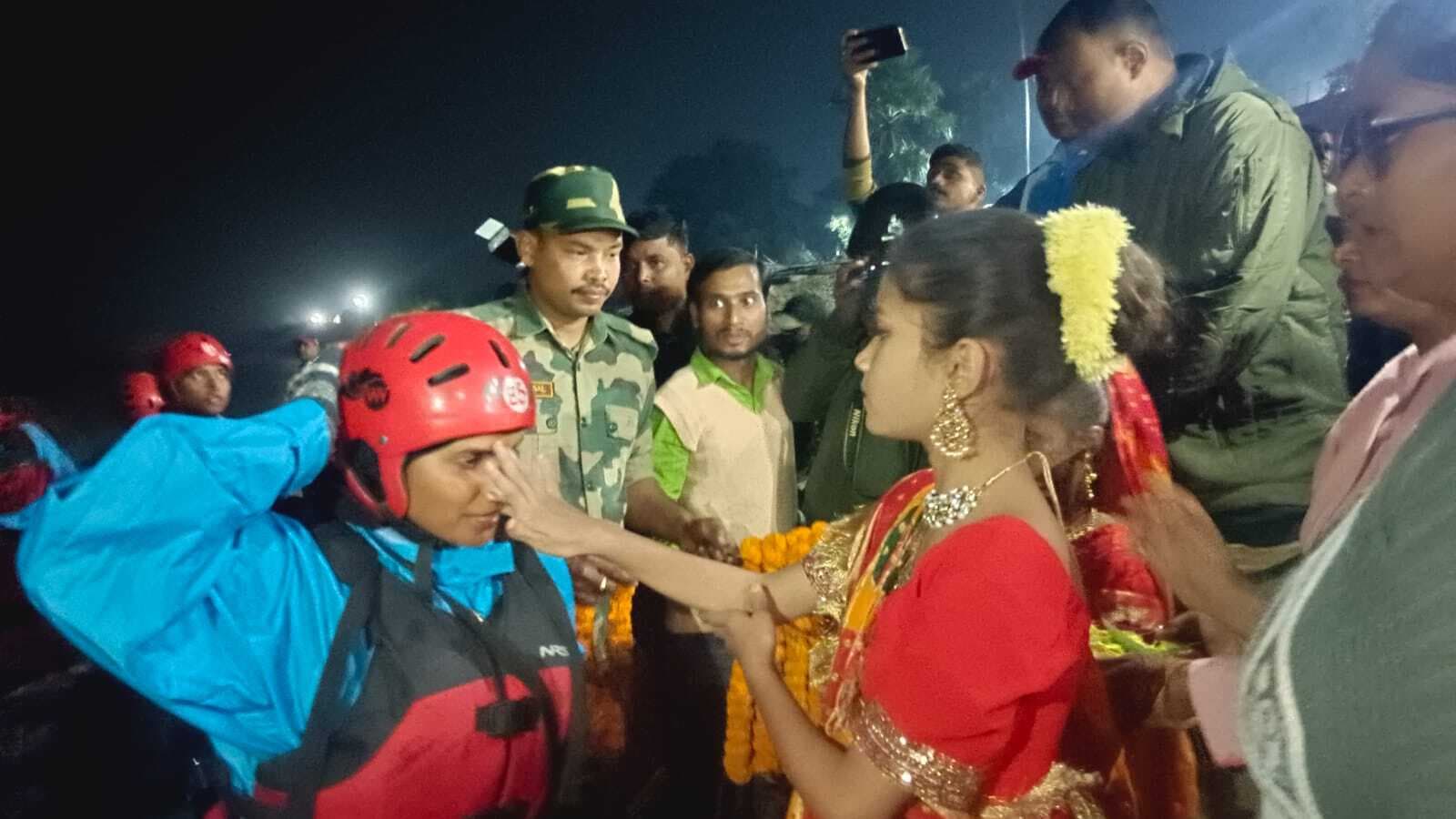 गंगा के रास्ते बबुआ घाट पहुंची बीएसएफ की महिला बटालियन