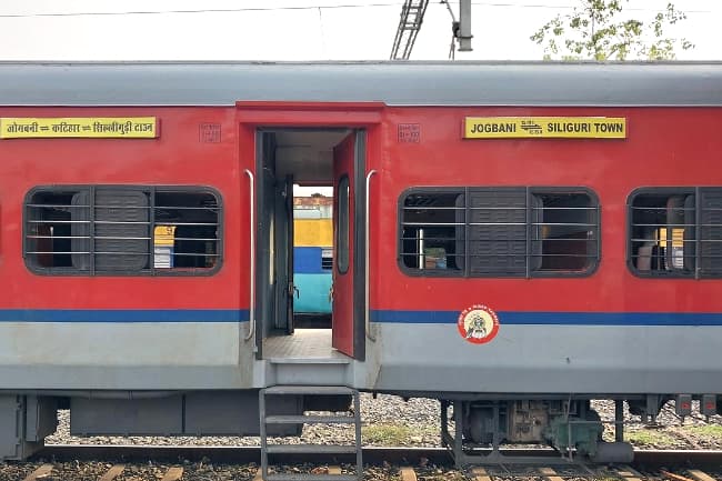 जोगबनी-सिलीगुड़ी टाउन इंटरसिटी एक्सप्रेस का परिचालन 12 दिसंबर से रद्द, यात्रियों में रोष