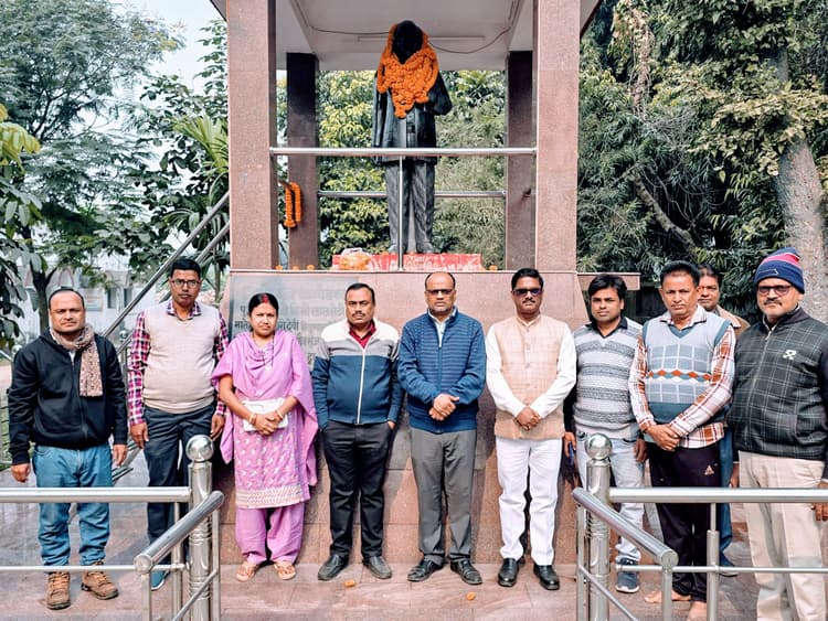 पुण्यतिथि पर  डा भीमराव अंबेडकर की प्रतिमा पर किया माल्यापर्ण,दी गयी श्रद्धांजलि