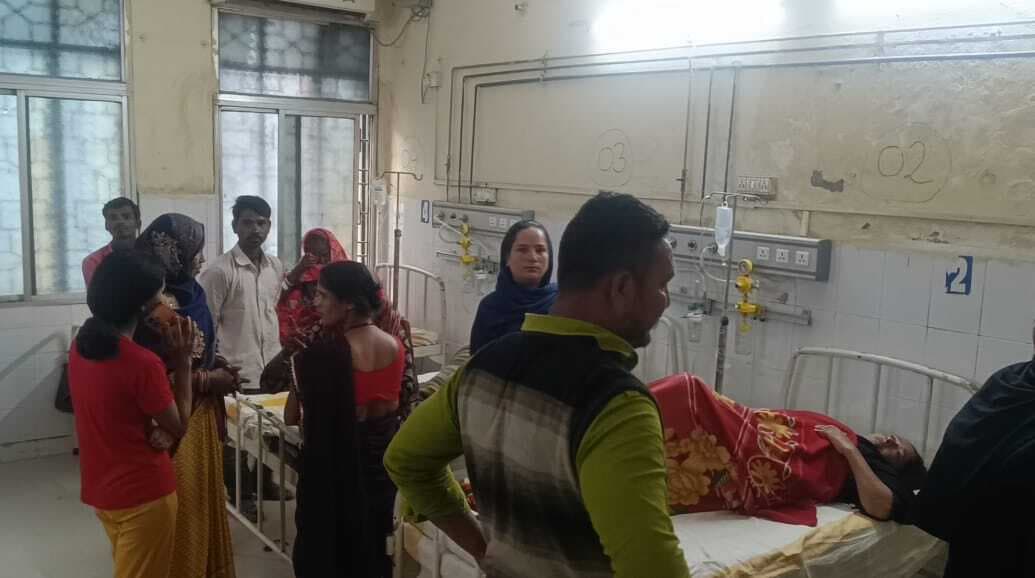 डिवाइडर से टकरा कर ई-रिक्शा दुर्घटनाग्रस्त, सात घायल