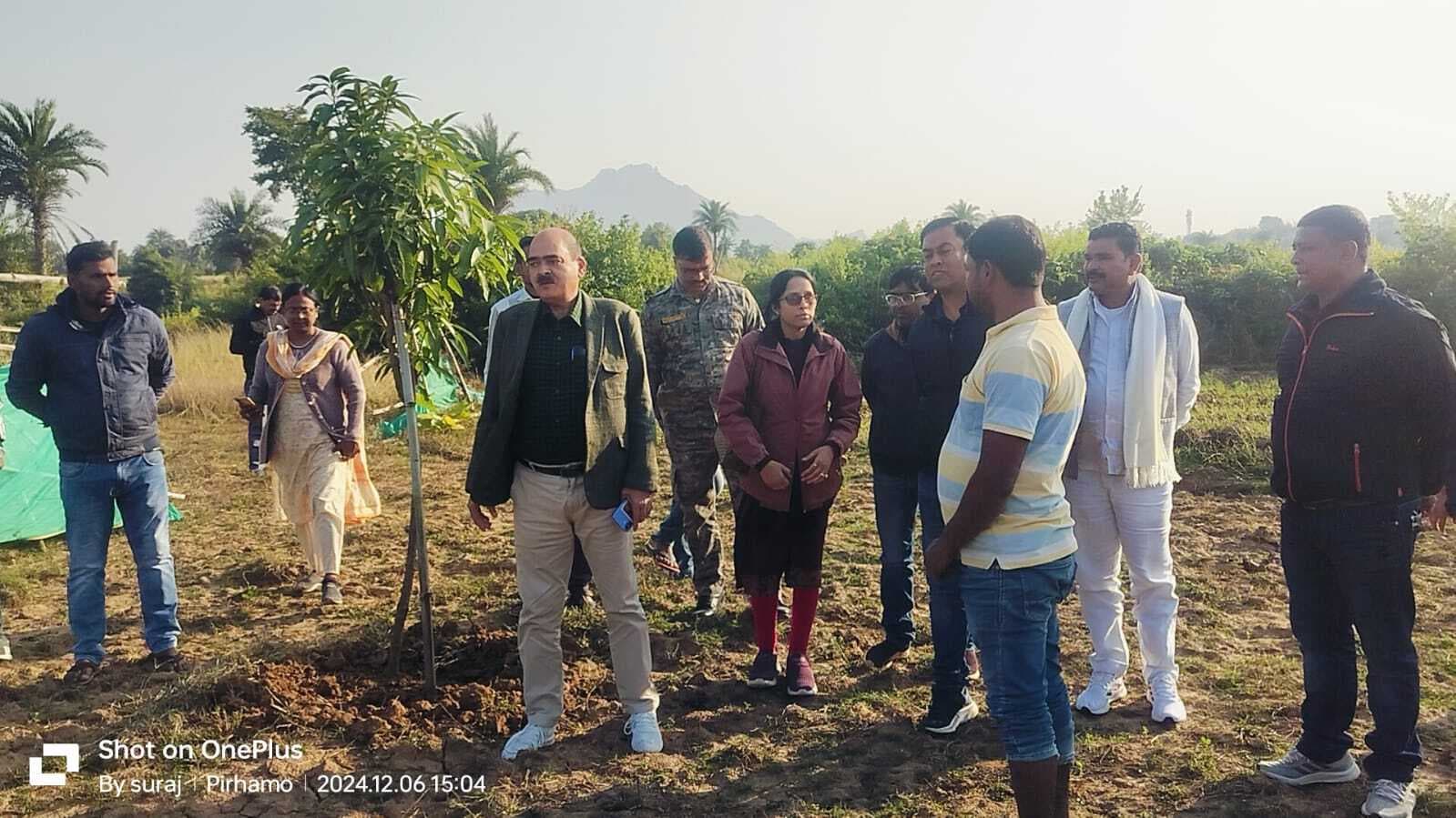 Deoghar news : डीडीसी ने मोहनपुर के पोस्तावरी में मनरेगा योजनाओं का किया निरीक्षण