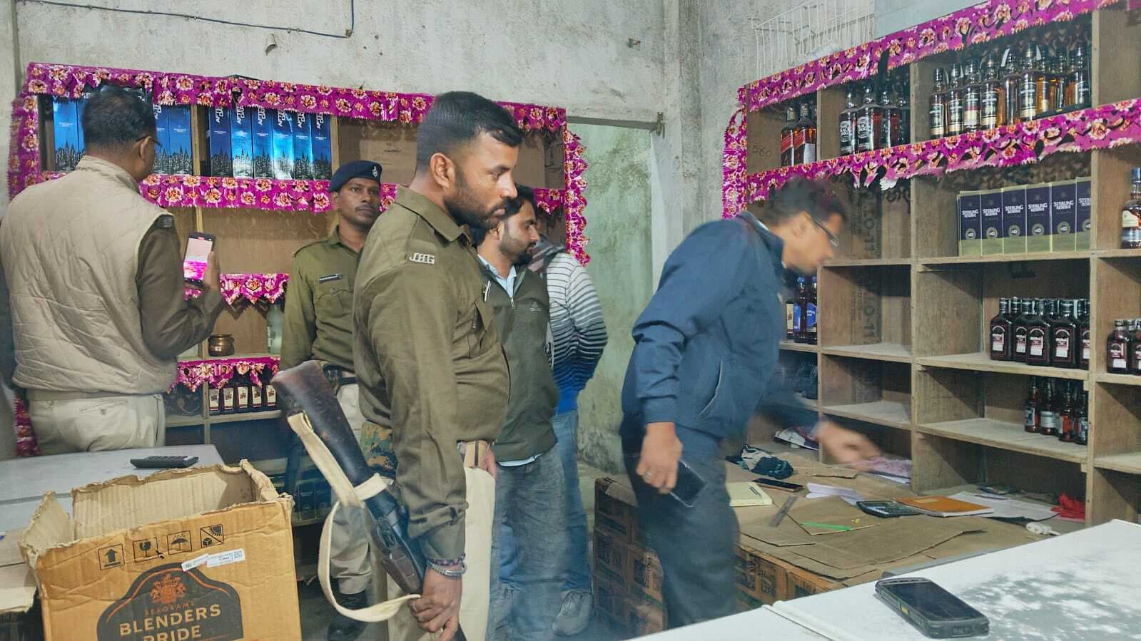 भाड़े के घर में नकली अंग्रेजी शराब बनाने का भंडाफोड़