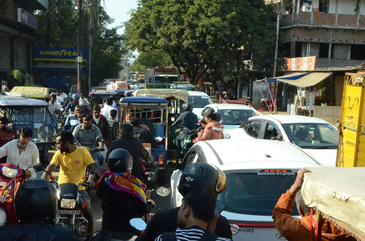 Deoghar News : बाबा मंदिर में सुबह से दोपहर तक रही भीड़, 60 हजार भक्तों ने किया जलार्पण