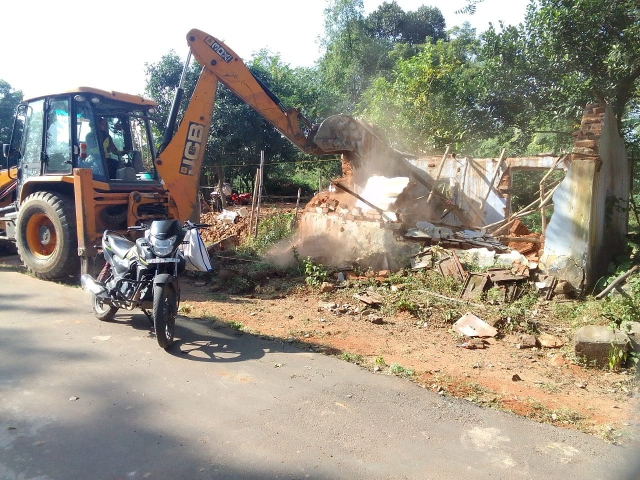 चिरेका प्रशासन ने 112 अवैध ढांचों को किया ध्वस्त