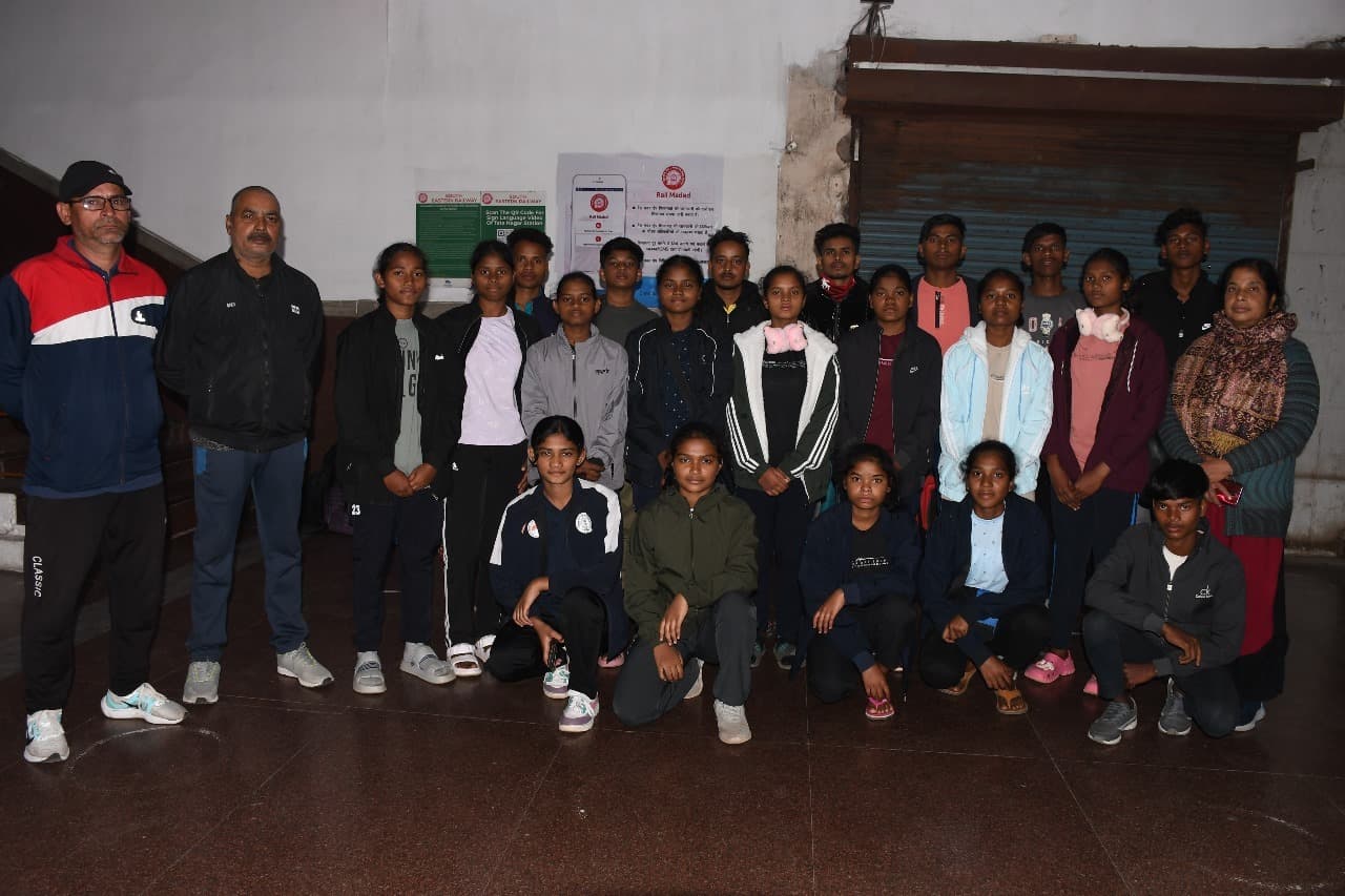 Throw ball: झारखंड जूनियर थ्रो बॉल टीम इंदौर गयी