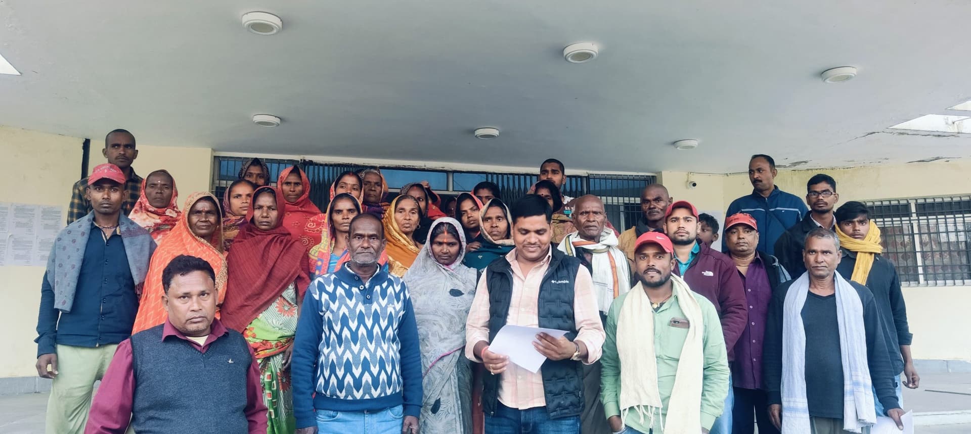 बेघर होने के डर से सीओ से गुहार लगाने पहुंचे दर्जनों परिवार