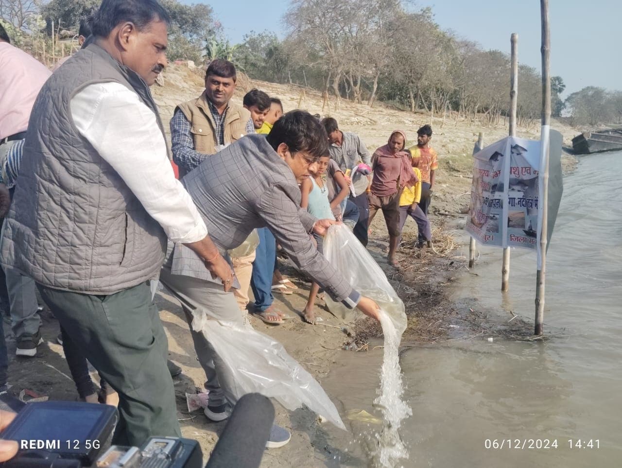 रिवर रैचिंग के तहत गंगा नदी में डाली गयी 41976 मत्स्य अंगुलिका