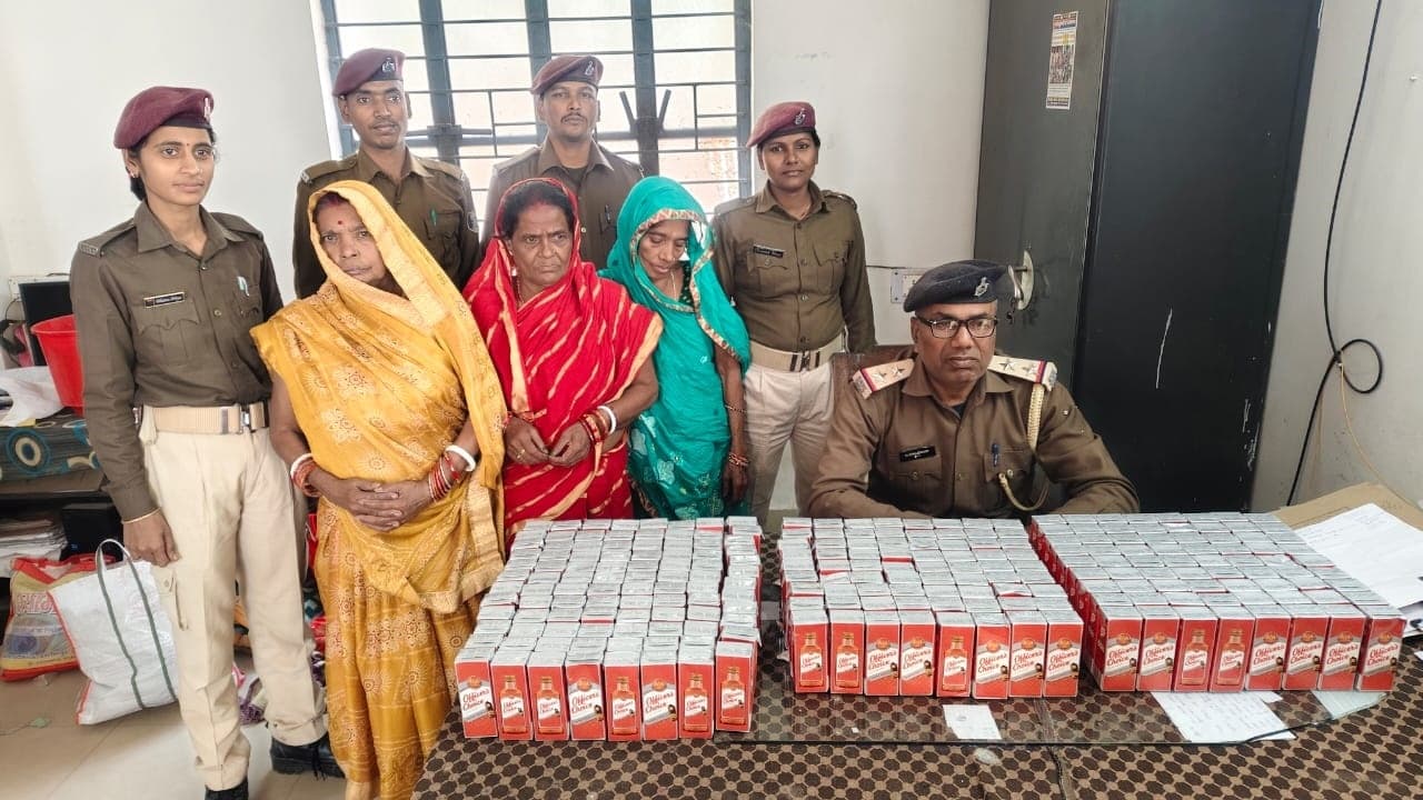 शराब के साथ तीन महिला जंक्शन से गिरफ्तार