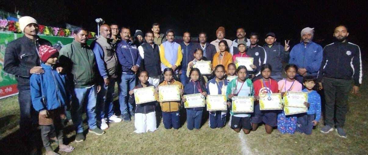 100 मी फर्राटा दौड़ में दीया, प्रियंका व वर्षा को स्वर्ण