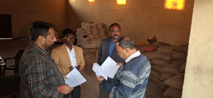 Giridih News :डीपीआरओ व सीओ ने जेएसएफसी गोदाम का निरीक्षण