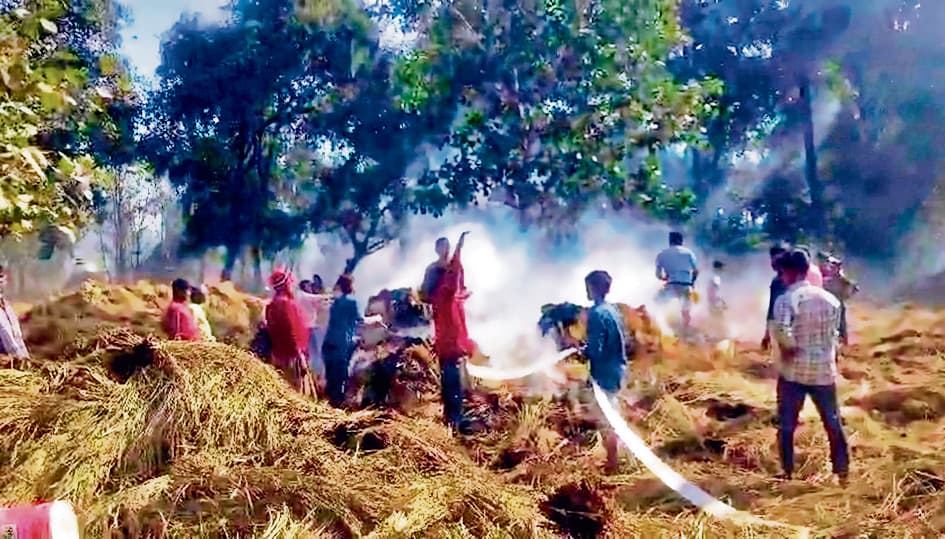 Gaya News : तरवां में धान के बोझों में लगी आग, डेढ़ लाख का नुकसान