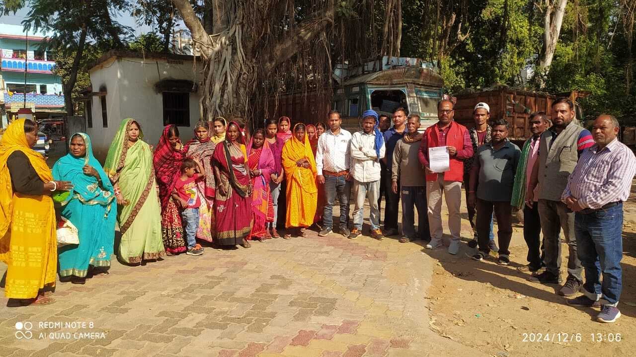 Giridih News :डीएफओ से मिलकर रास्ता छोड़ने की मांग