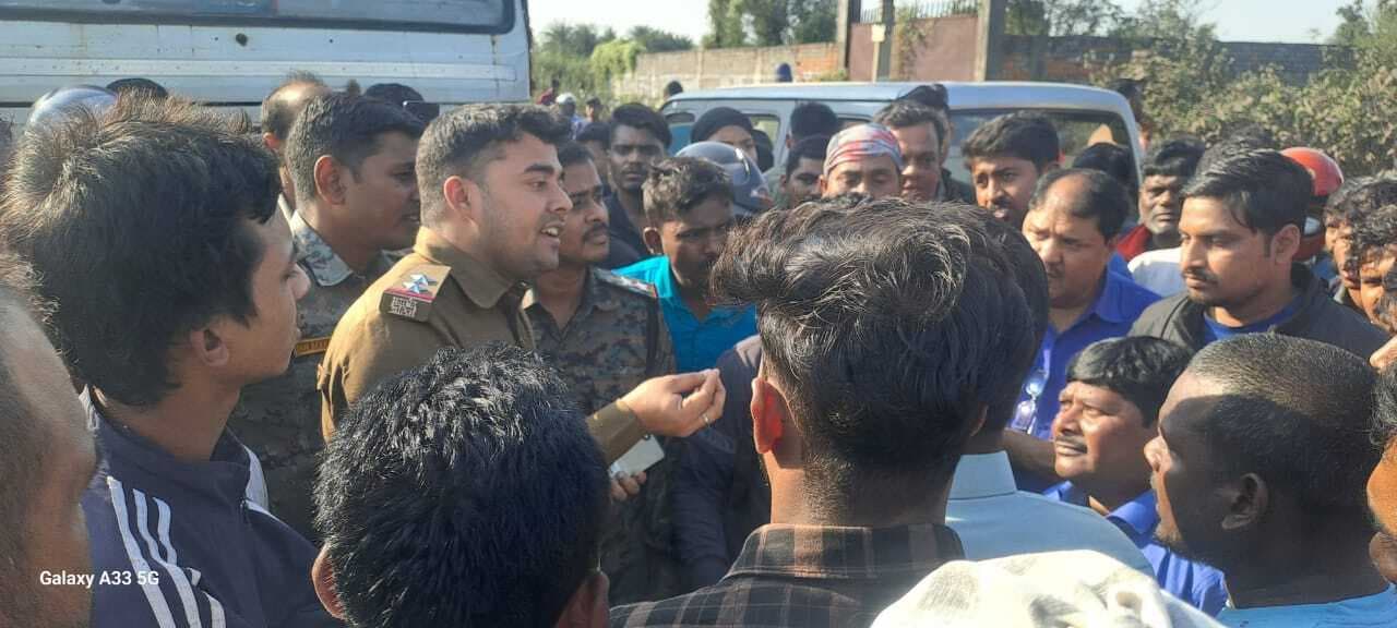 Seraikela News : 407 वाहन के धक्के से सीनी के युवक की मौत, मुआवजा के लिए साढ़े तीन घंटे सड़क जाम