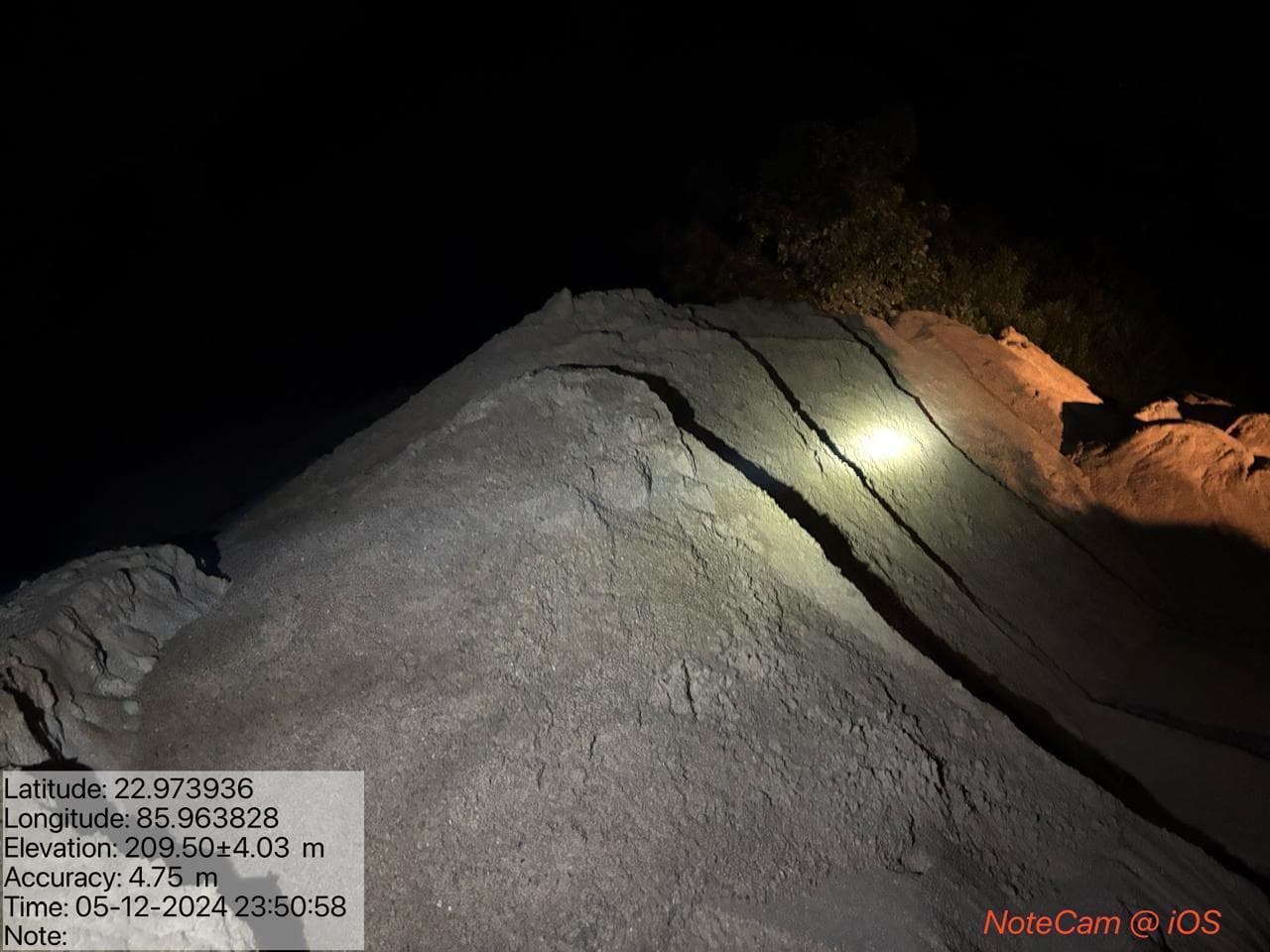 Seraikela News : चौका के टुइडुगंरी में झाड़ियों के बीच जमा 15 हजार सीएफटी बालू जब्त