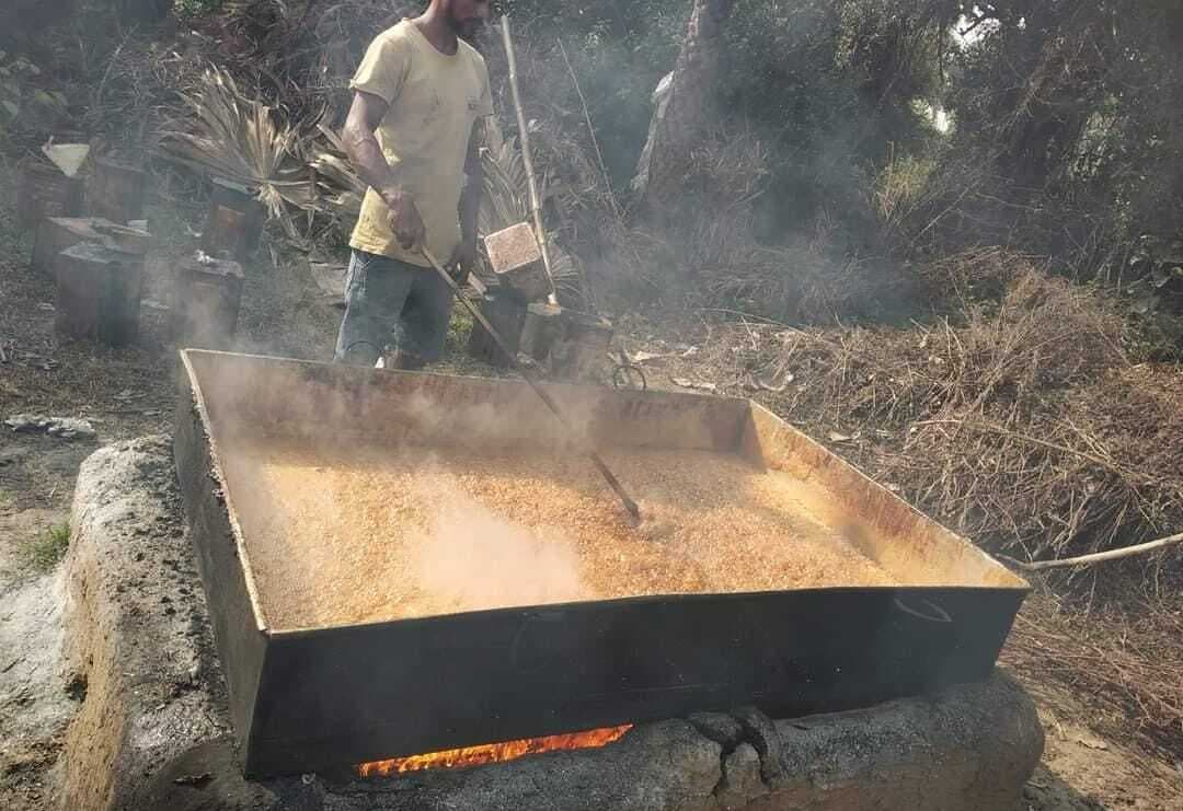 East Singhbhum : खजूर गुड़ की सोंधी खुशबू से महक रहे गांव
