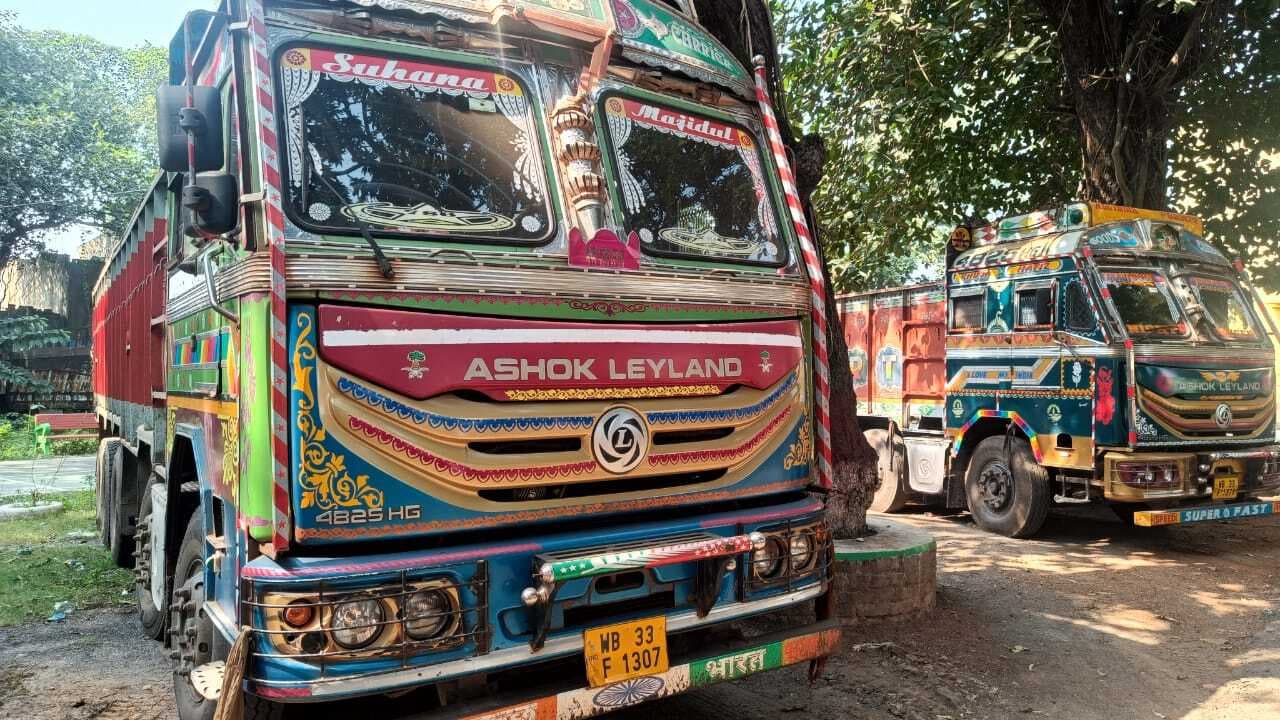 East Singhbhum : बहरागोड़ा में बालू लदे तीन ट्रक जब्त, जांच जारी