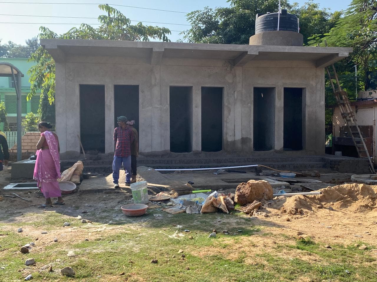 Rourkela News: उदितनगर परेड मैदान में शौचालय तो बना, लेकिन केवल बच्चे कर सकेंगे इस्तेमाल