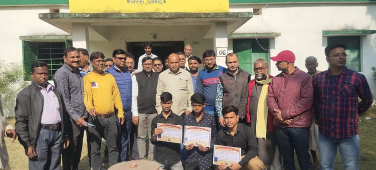 Dhanbad News सालुकचपड़ा उवि के चार छात्र सम्मानित