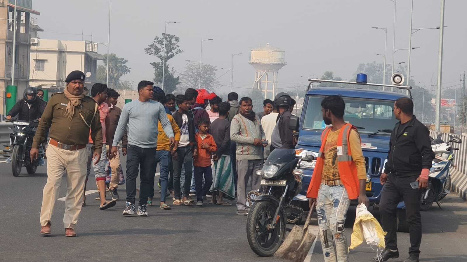 वाहन की टक्कर से बाइक सवार की स्थिति गंभीर