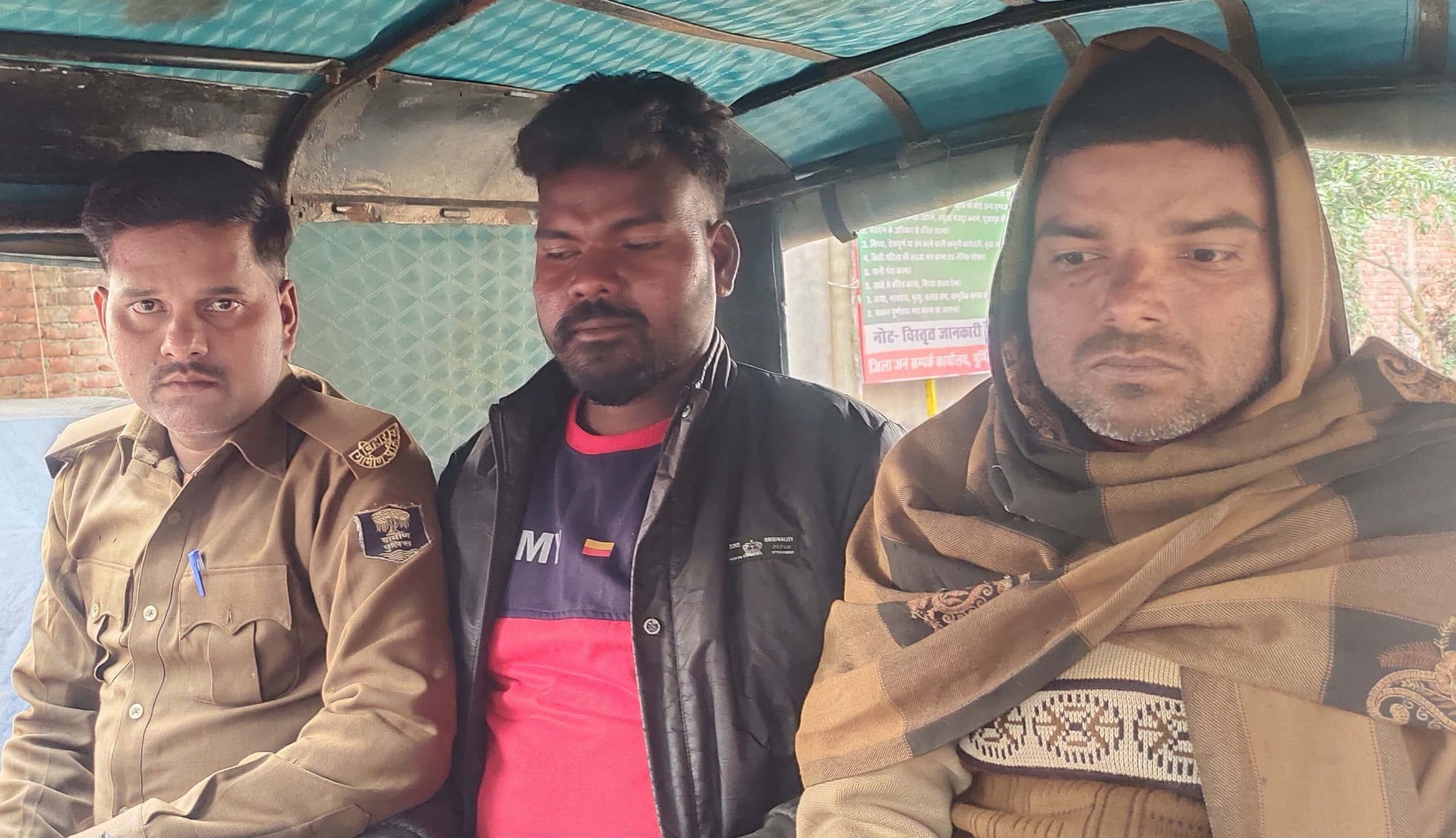 10 लीटर शराब के साथ तस्कर गिरफ्तार