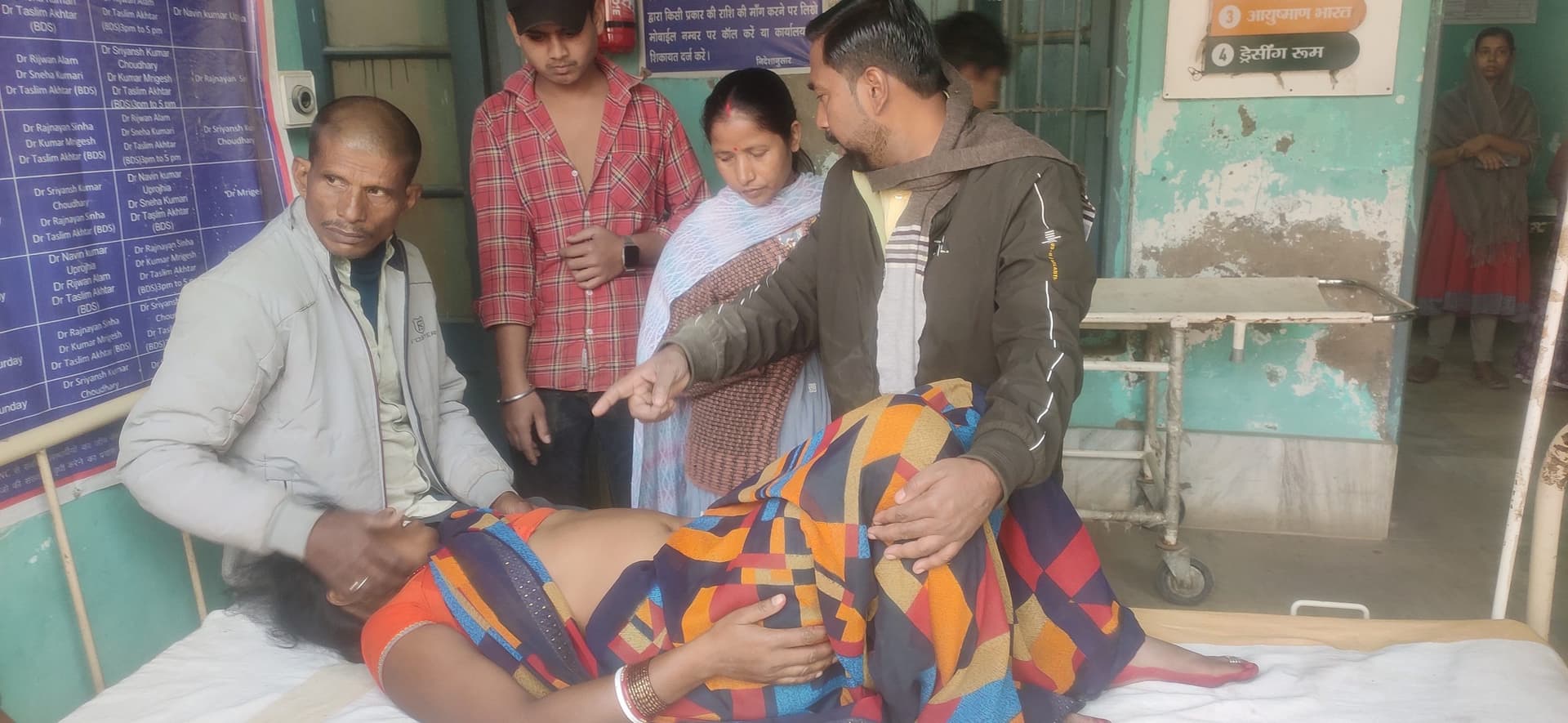 ऑटो पलटने से तीन घायल ,दो रेफर