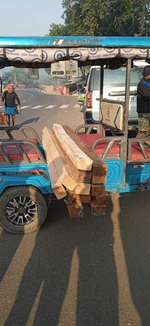 वन विभाग ने सखुआ के 15 चौखट किये जब्त