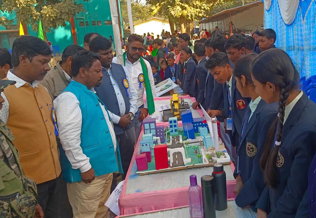 विद्यार्थियों के विज्ञान मॉडल को विधायक ने किया सम्मानित