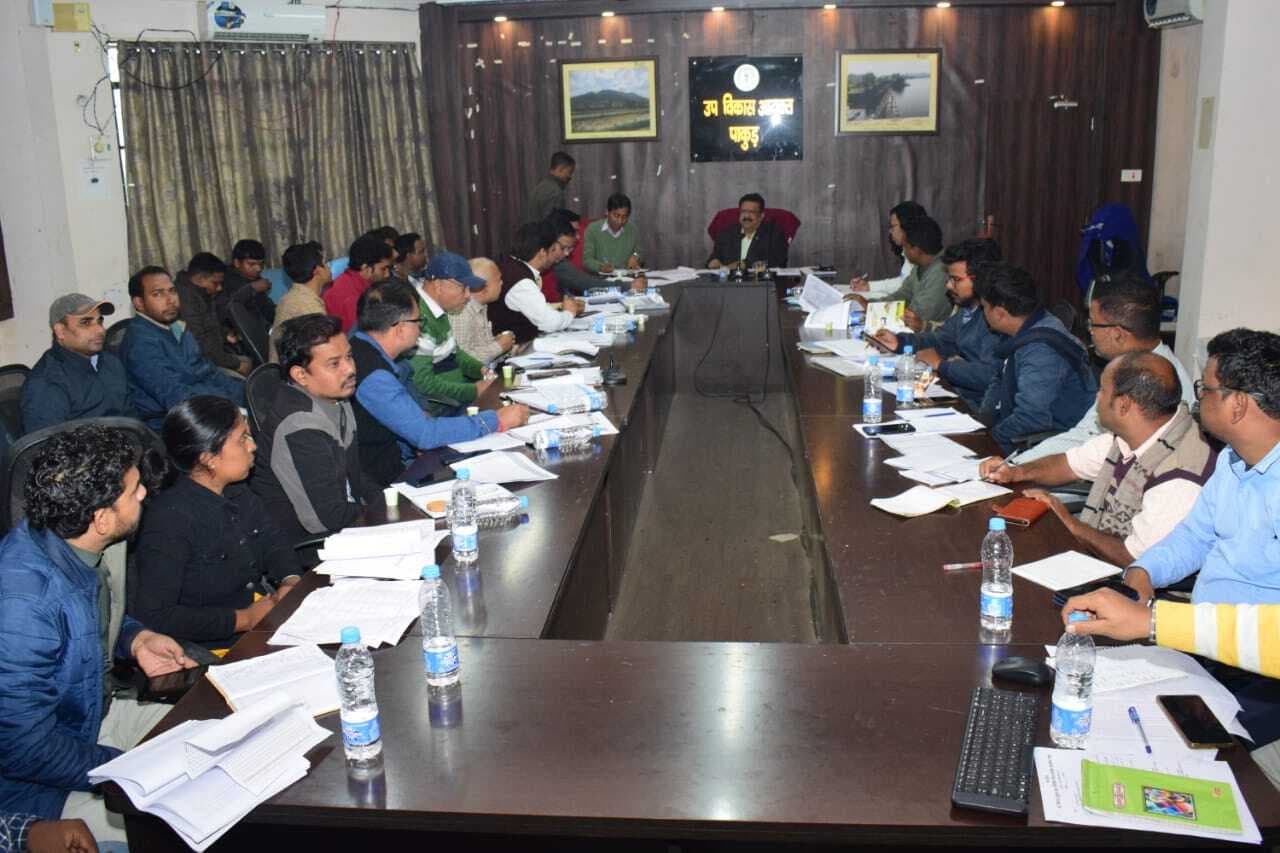 मजदूरों को दिलायें स्किल ट्रेनिंग, मनरेगा मानव दिवस बढ़ायें: डीडीसी