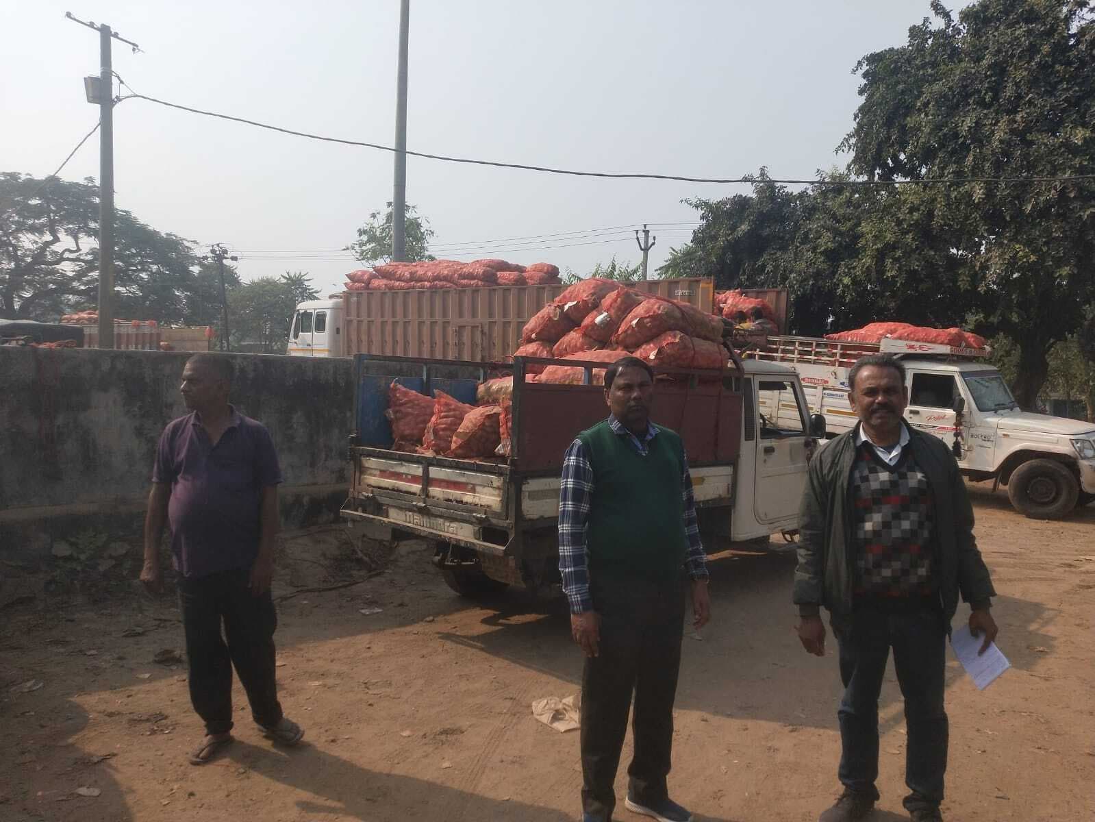 Jamshedpur news. सुविधा केंद्र में बंगाल का आलू 36 व यूपी का 25 रुपये प्रति किलो