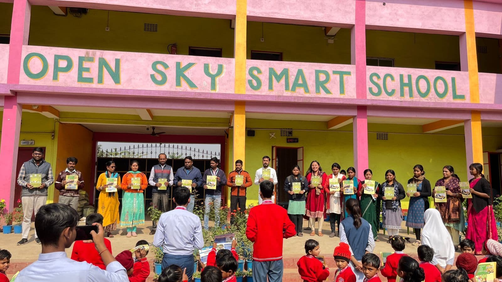 बच्चों को सड़क सुरक्षा की दी गयी जानकारी