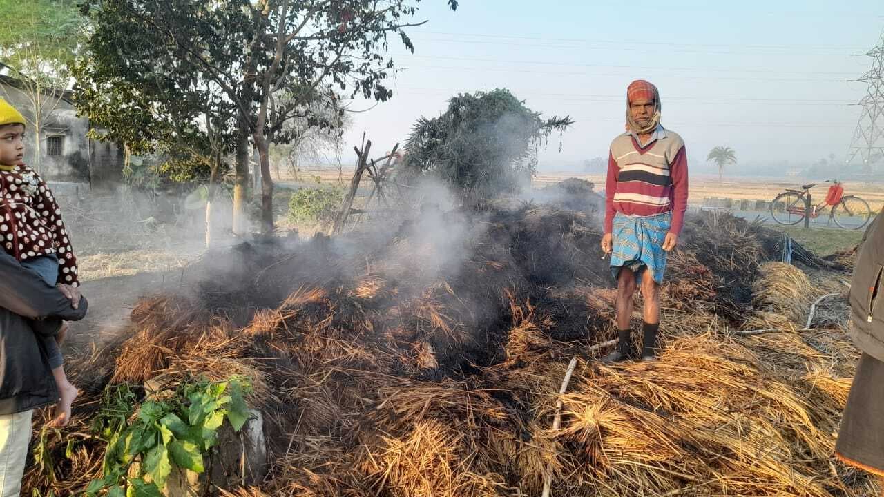 धान के ढेर में लगी आग, हजारों का हुआ नुकसान