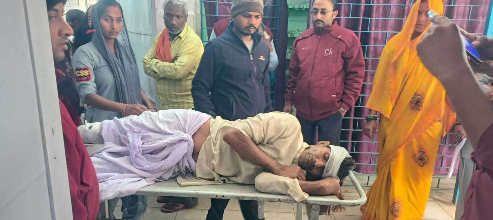 बाइक की ठोकर से वृद्ध सहित बाइक सवार जख्मी