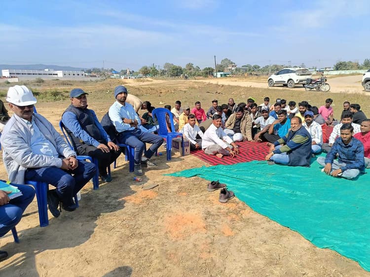 निर्माणाधीन जतराटांड़ के निकट शव जलाने के विरोध में ग्रामीणों ने काम रोका