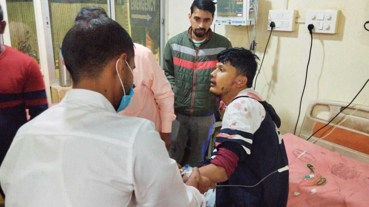 बाइक की आमने-सामने की टक्कर में पति-पत्नी सहित तीन घायल